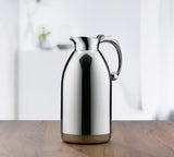 alfi HOTELLO 1,5 l, Jarra isotérmica de Doble Pared de Acero Inoxidable, Mantiene el Calor 4 Horas, Mantiene el frío 6 Horas, Tapa Suelta, vertido con una Mano, sin plástico, lavavajillas, hostelería
