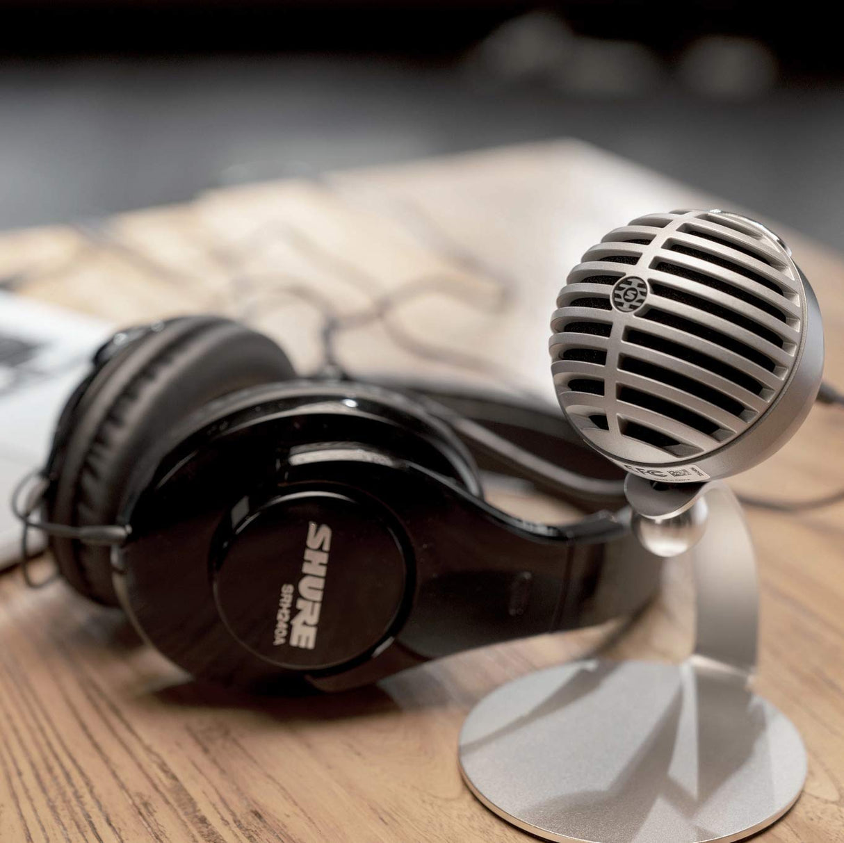 Shure SRH240A-BK-EFS Auriculares de diseño cerrado, para estudio y aplicaciones profesionales, cable desmontable, almohadillas de terciopelo, plegables - Negro