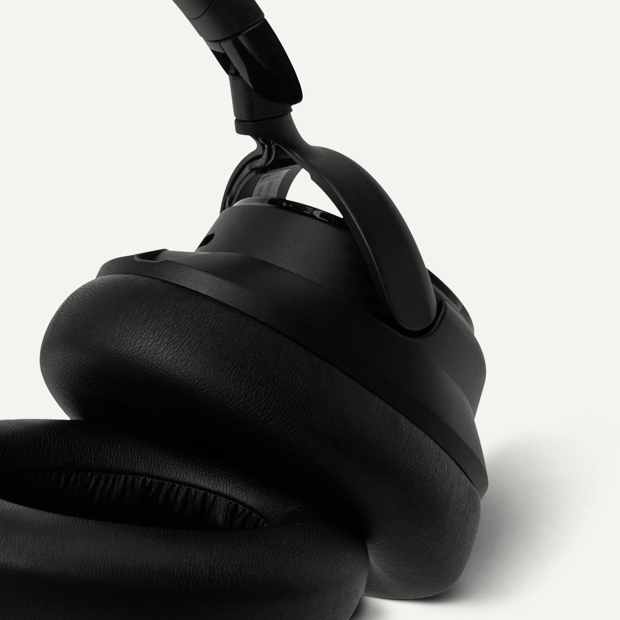 Amazon Basics Auriculares Híbridos con Cancelación Activa de Ruido, Inalámbricos, Circumaurales, Bluetooth, Negro, Tamaño único