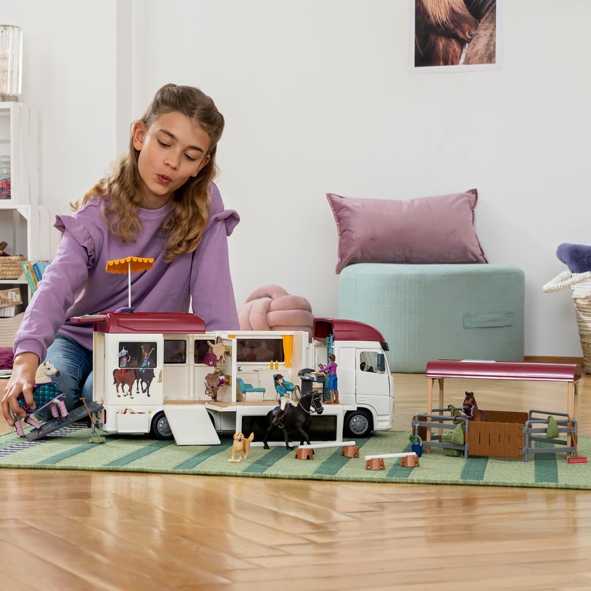 Schleich Horse Club 42619 — Set Transporte de Caballos con Remolque y 3 Figuras, 227 Piezas — Animales de Juguete Coleccionables — Set de Caballos — Juguetes para Niños de 5 Años o Más