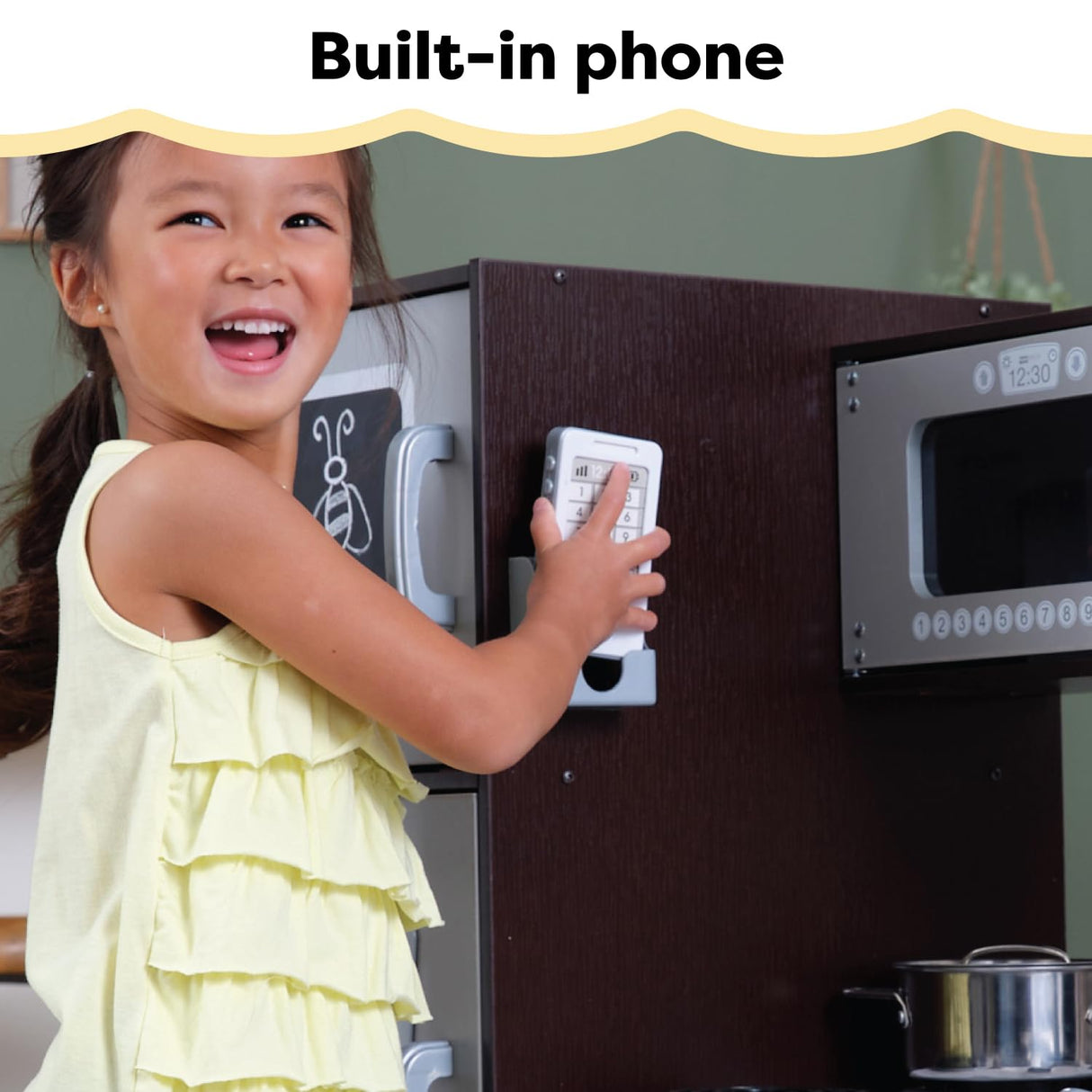 KidKraft Cocina de Juguete de Madera Uptown Espresso para niños con Accesorios incluidos, Teléfono de Juguete y Set Utensilios de Cocinita Infantil, Juguetes niños 3+ años (53260)