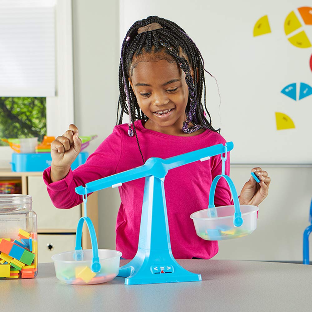 Learning Resources Set de 4 balanzas con platillos apilables, balanza con Dos platillos Transparentes para líquidos y sólidos, balanza para niños fácil de Montar, balanza para el Aula