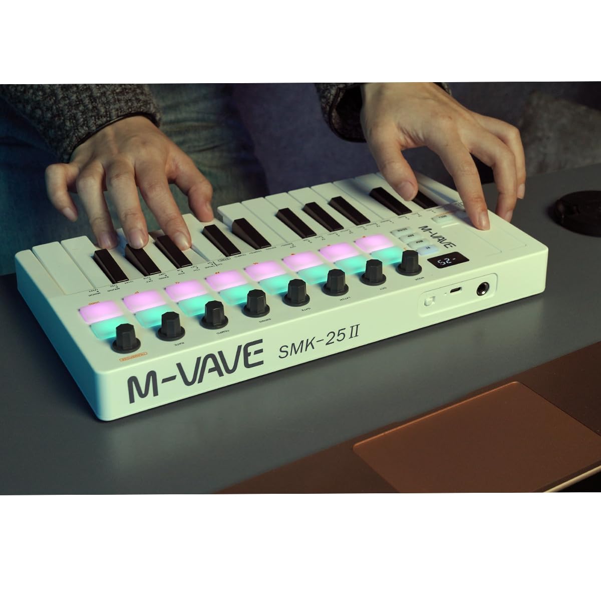 M-Vave SMK 25 MKII - Teclado Controlador Inalámbrico BT Midi con 16 Drum Pads Retroiluminados, 8 Botones, Arpegio, USB, Blanco
