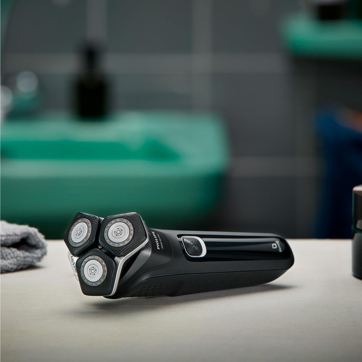 Philips Serie 5000 Afeitadora Eléctrica Hombre, Máquina de Afeitar Barba con Recortadora, 45 cuchillas, Cuida la piel, 60min de uso, En Seco y Húmedo, Recargable, Centro de Limpieza, S5898/50, Negro