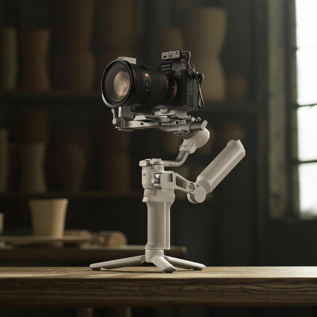 DJI RS 4 Mini Combo, Estabilizador para cámaras Canon/Sony/Panasonic/Nikon/Fujifilm, Bloqueos de Ejes automáticos, Carga útil de 2 kg, Estabilizador de cámara, Empuñadura Maleta