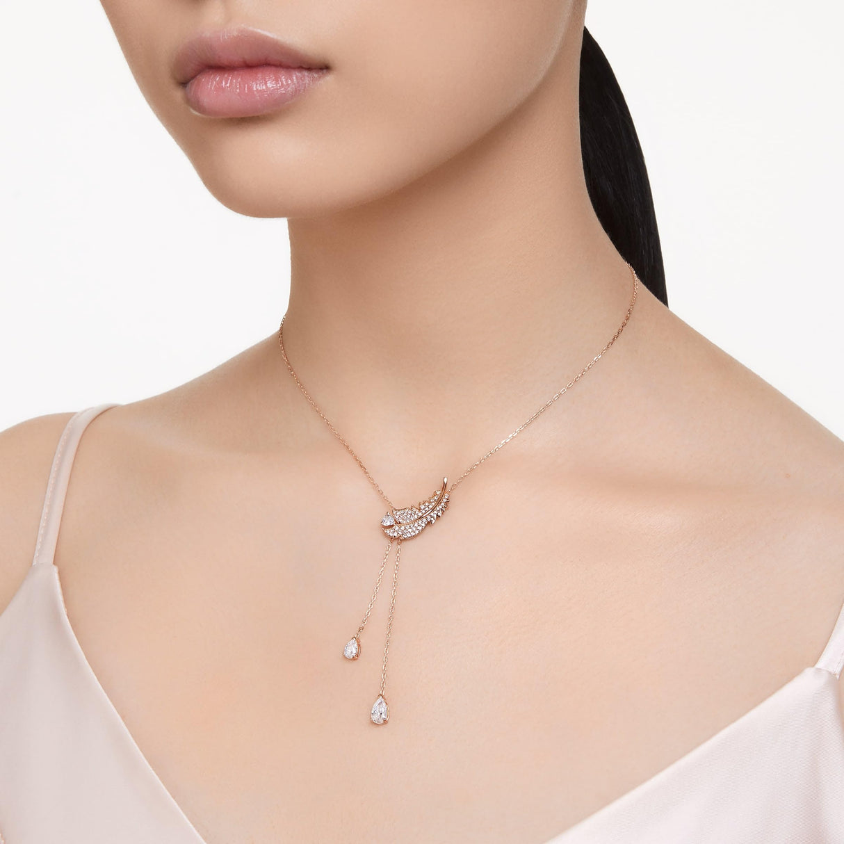 Swarovski Colgante en Y Nice, Motivo de Pluma, Cristales Blancos, Baño tono oro rosa