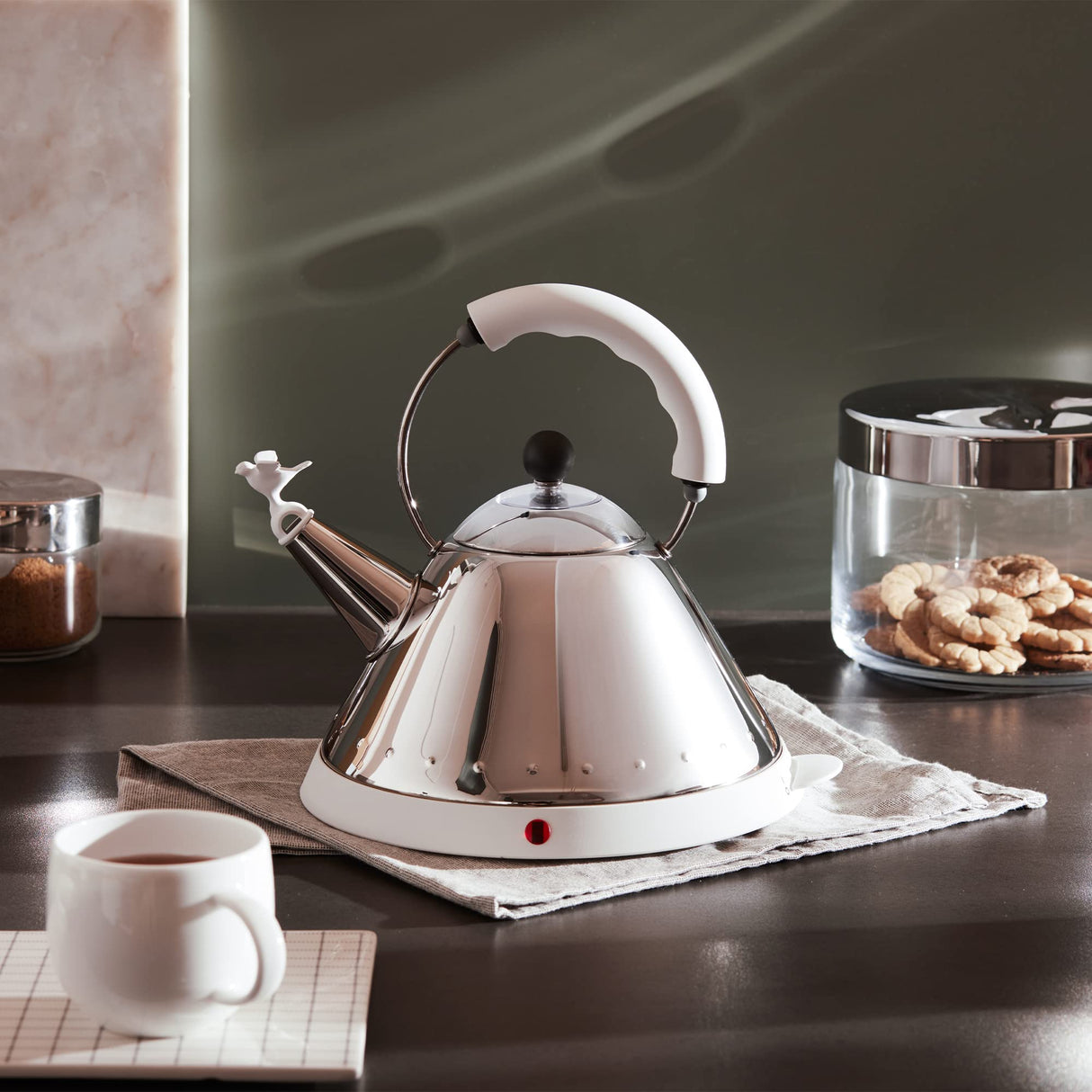 Alessi - MG32 W - Hervidor Eléctrico de Diseño, Acero Inoxidable y Resina Termoplástica, Blanco