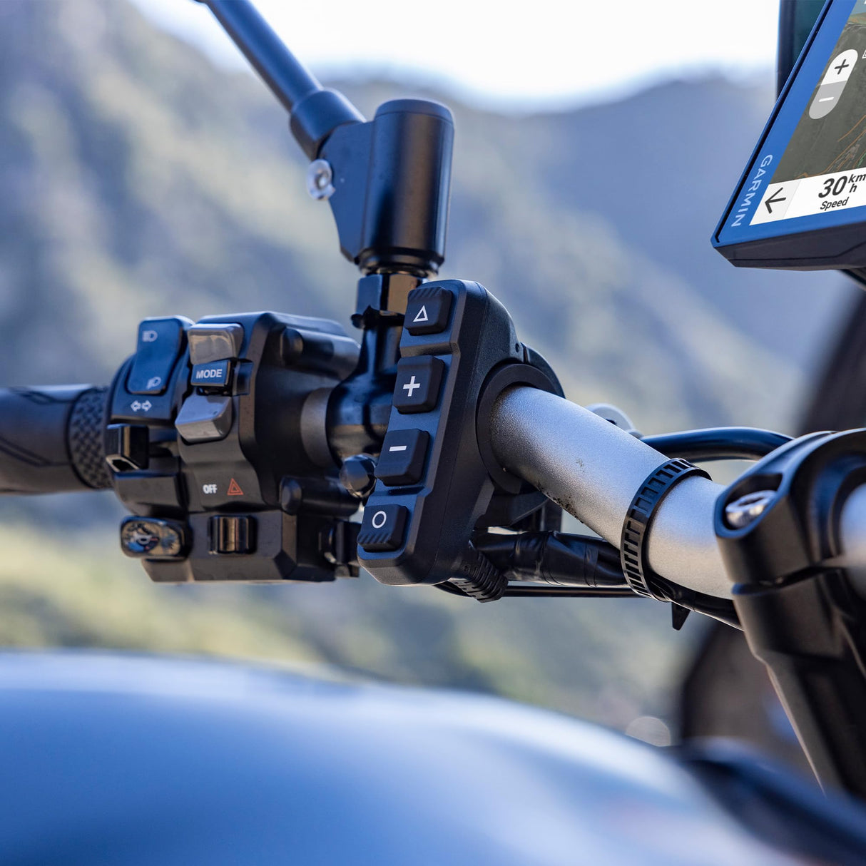 Garmin Controlador de Manillar de Banda de Rodadura, Compatible con Zumo XT2 y Tread 2 seleccionado, diseño de botón intuitivo, selecciona Capas de Mapa preferidas, Resistente, clasificación de Agua
