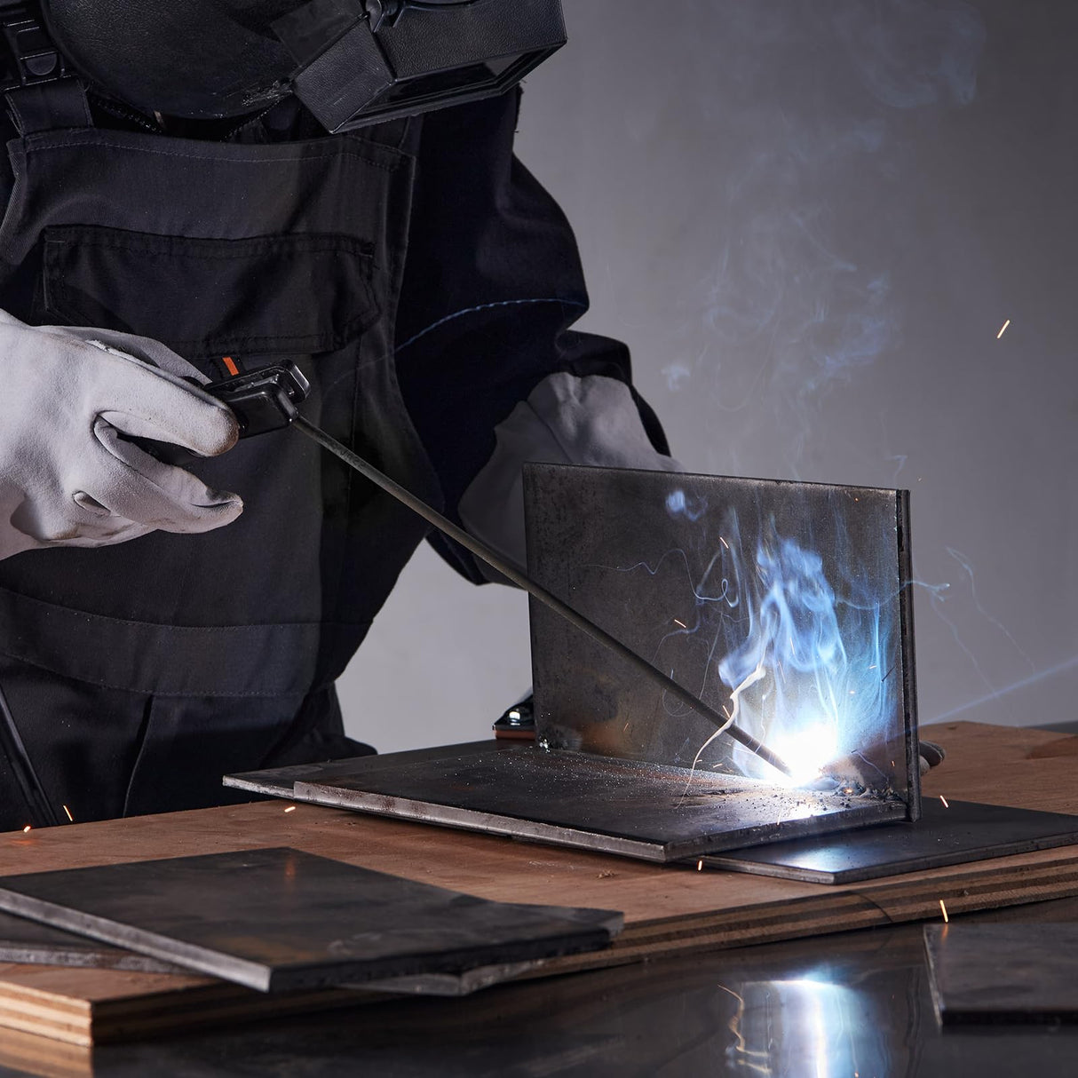 VEVOR Soldador TIG, Máquina de Soldadura Aluminio 6 en 1 de 200 A, Pantalla LED, Eléctrico Máquina de Soldadura TIG con Control Sinérgico IGBT, Ideal para Uso al Aire Libre, 430 x 210 x 360 mm