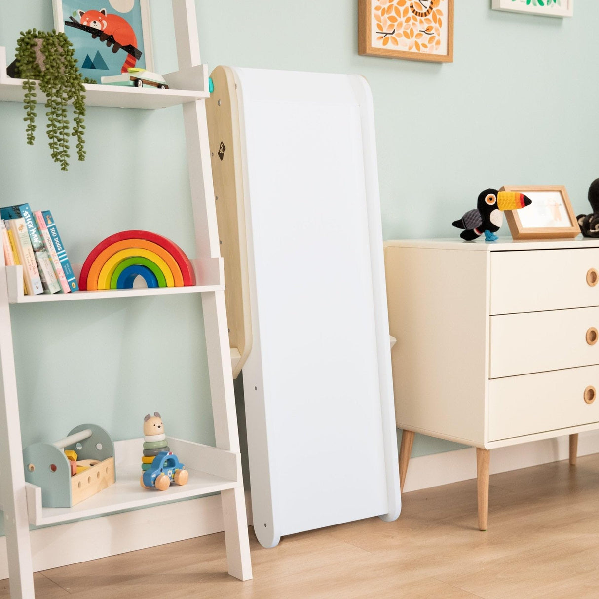 TP Toys, tobogán Plegable de Madera Estilo Pikler para Jugar en Interiores, Hecho de Madera certificada FSC, Ideal para Tiempo de Juego Activo y Desarrollo de Habilidades motoras, Juego Montessori