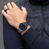 BERING 14440-227 Reloj solar para hombre con caja de acero inoxidable de 40 mm con acabado negro y esfera azul, correa milanesa, cristal de zafiro y resistencia al agua de 5 ATM