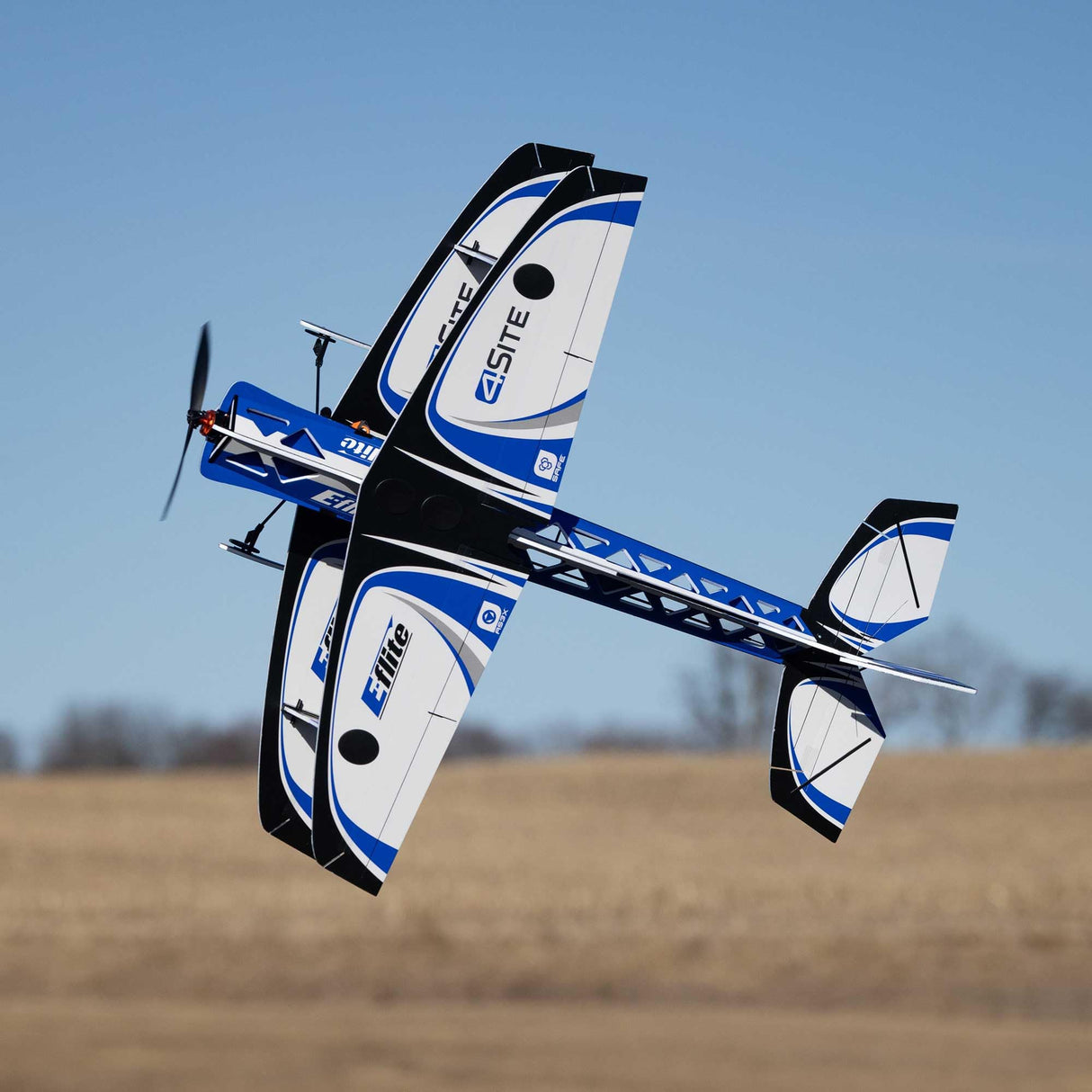 E-Flite 4 sitios Flat Foamy 800 mm Bind N Fly, AS3X, Safe Select estabilización, avión teledirigido para Acrobacias aéreas agresivas y lentas para Interiores y Exteriores