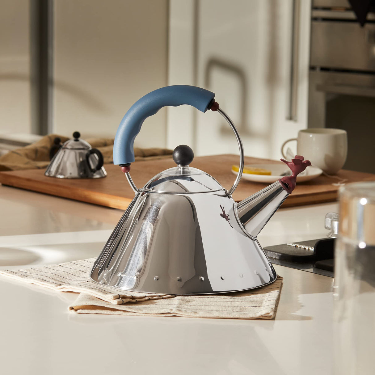 Alessi 9093 - Hervidor de Acero Inoxidable Brillo 18/10 (Base magnética, diseño de pájaro en la Boquilla), Color Azul, 22 cm
