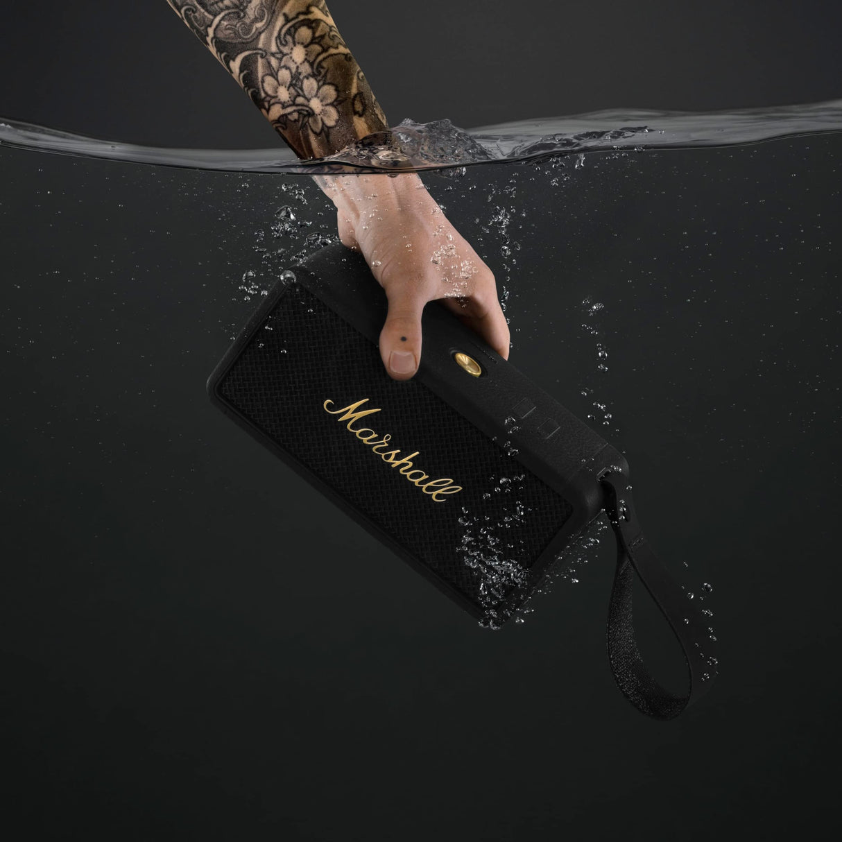 Marshall Middleton Altavoz Bluetooth inalámbrico portátil, más de 20 horas de tiempo de reproducción portátil, IP67 a prueba de agua, Negro y Latón