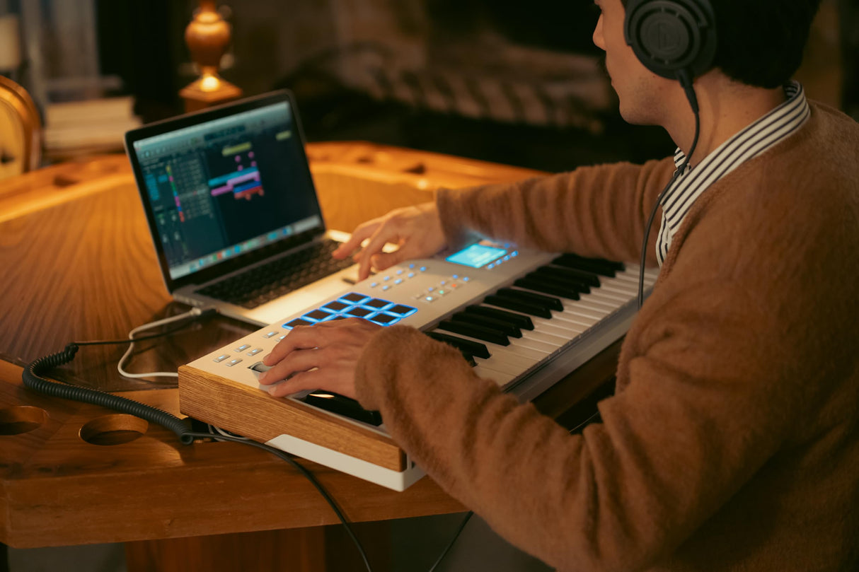 Arturia KeyLab 49 MK3 White, teclado c/controlador MIDI producción, paq. software todo-en-1-49 teclas, 9 codificadores, 9 faders, 1 rueda modulación, 1 rueda inflex. tono, 12 almohadillas - Blanco