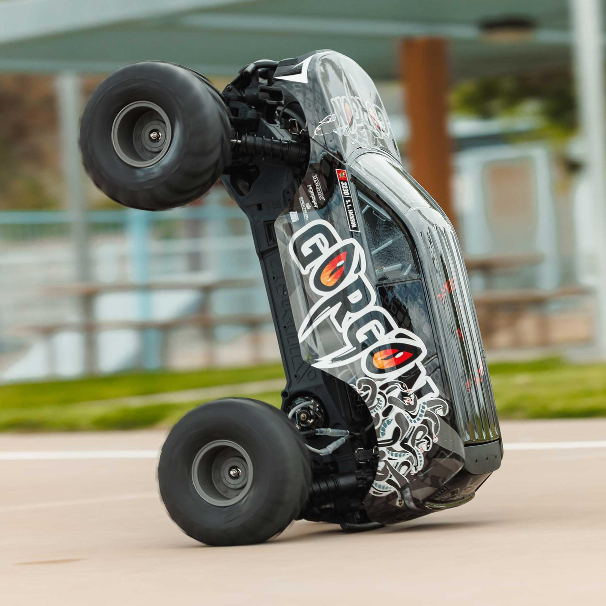 ARRMA 1/10 Gorgon 2WD RTR Monster Truck Mega 550 14T Motor Brush, Spektrum SLT2 2,4 GHz, Incluye batería NiMH de 3300 mAh y Cargador USB-C S120 - Gun Metal
