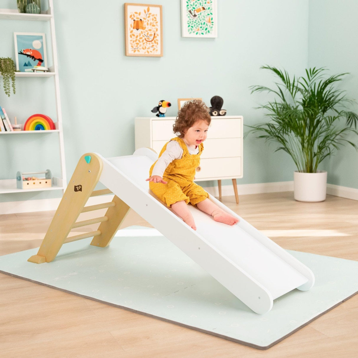 TP Toys, tobogán Plegable de Madera Estilo Pikler para Jugar en Interiores, Hecho de Madera certificada FSC, Ideal para Tiempo de Juego Activo y Desarrollo de Habilidades motoras, Juego Montessori