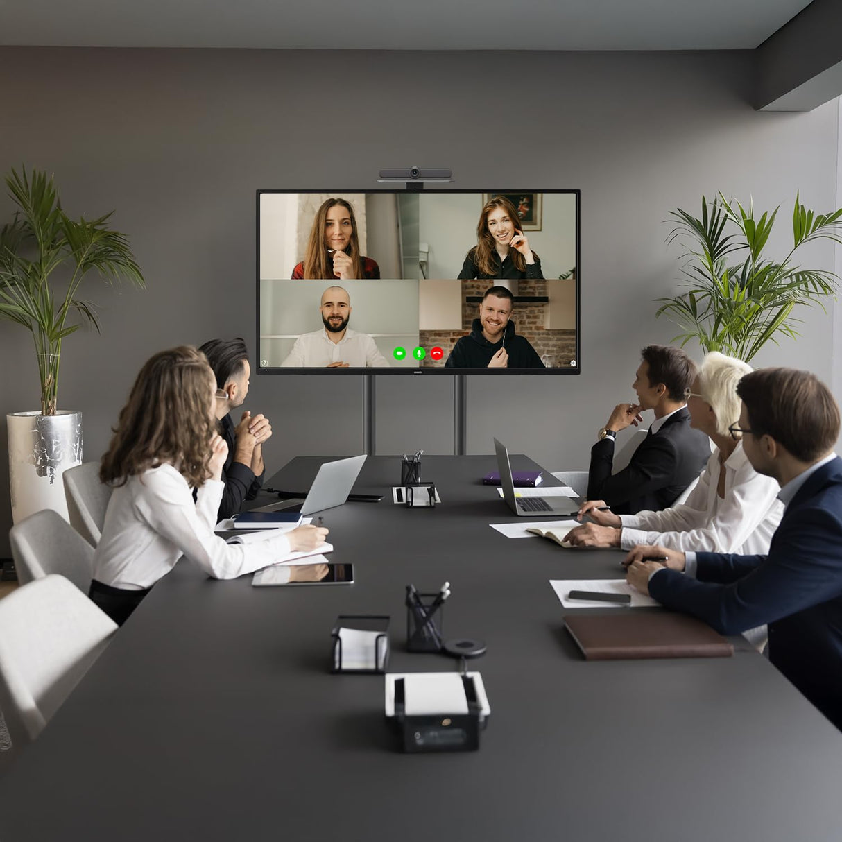 Maclean Soporte para TV sobre ruedas 37-70″ | Carrito móvil con 2 estantes ajustables en altura, estante para cámara VESA 600 × 400, gestión de cables | capacidad de carga 45 kg | acero negro | MC‑113