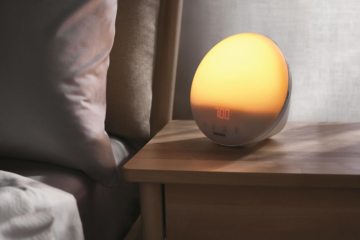 Philips HF3519/01 Despertador de luz con simulación del amanecer, Radio FM y lámpara de lectura, 5 sonidos naturales, Alarma diferida, Blanco