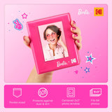 Kodak x Barbie Printomatic Cámara Instantánea Digital – Paquete de Regalo Estilo de Firma + Estuche Barbie, Álbum de Fotos, Pegatinas, Marcos Colgantes, 50 Pegatinas y Papel Zink (20 Hojas)