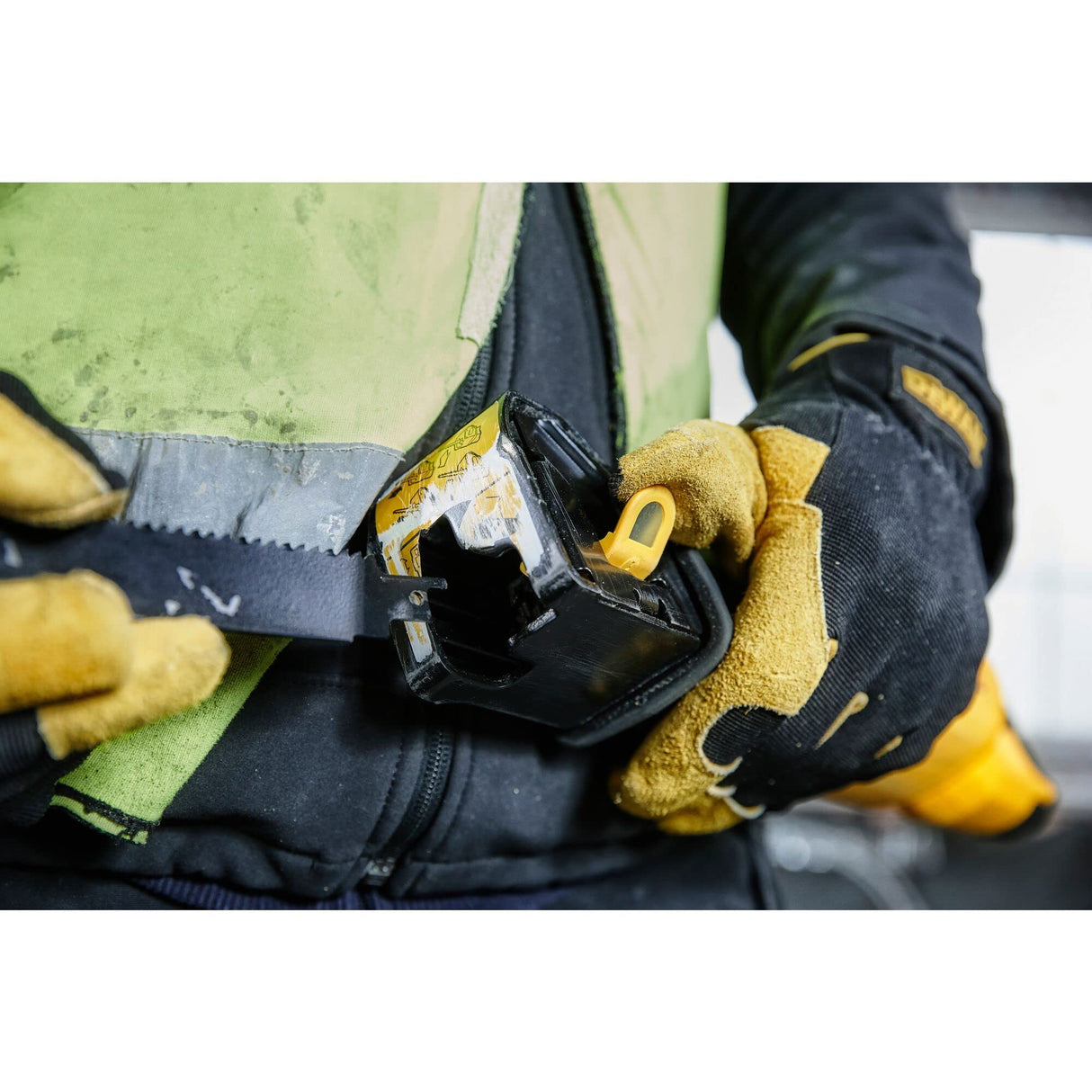 DeWALT DWE305PK-QS - Sierra Sable Electronica con Velocidad Variable, 1100 W, Amarillo