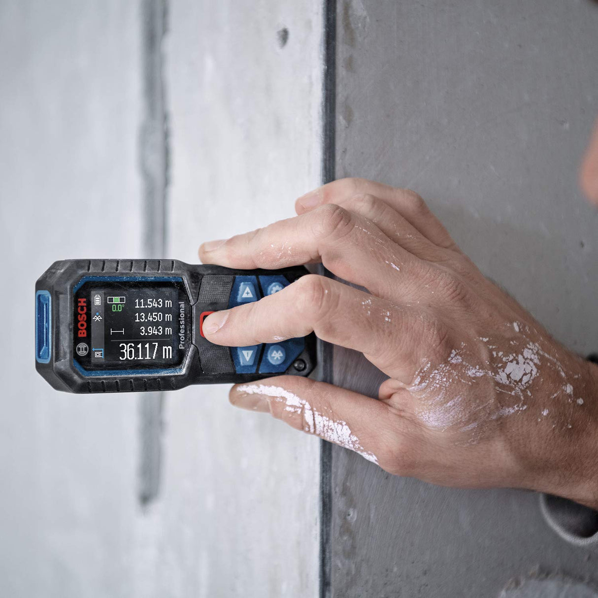 Bosch Professional medidor láser GLM 50-27 C (alcance: hasta 50 m, robusto, IP65, transferencia de datos mediante Bluetooth, 2 pilas AA, correa de sujeción, estuche)