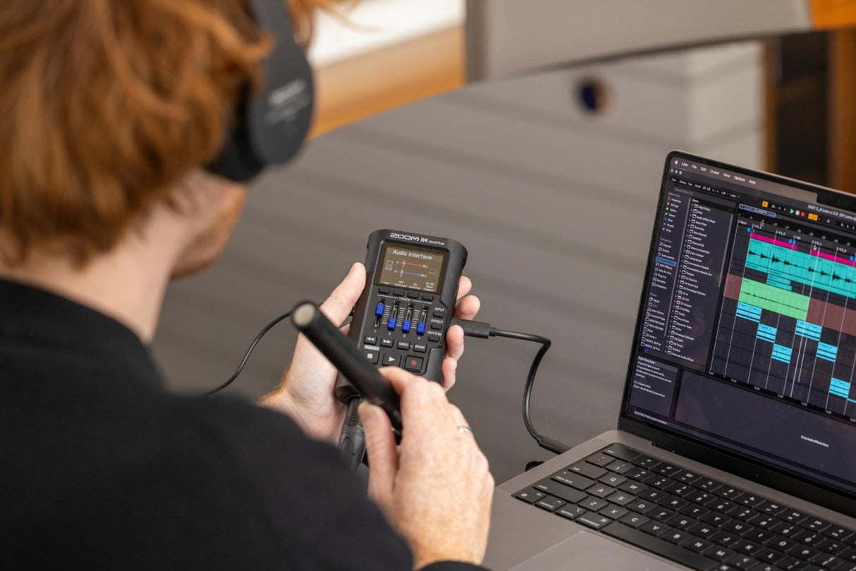 Zoom R4 MultiTrak Grabadora multipistas 32-Bit con coma flotante, Stereo Bouncing, 2 entradas combo XLT/TRS, micrófono incorporado, efectos, ritmos, alimentado por pilas e interface de audio USB