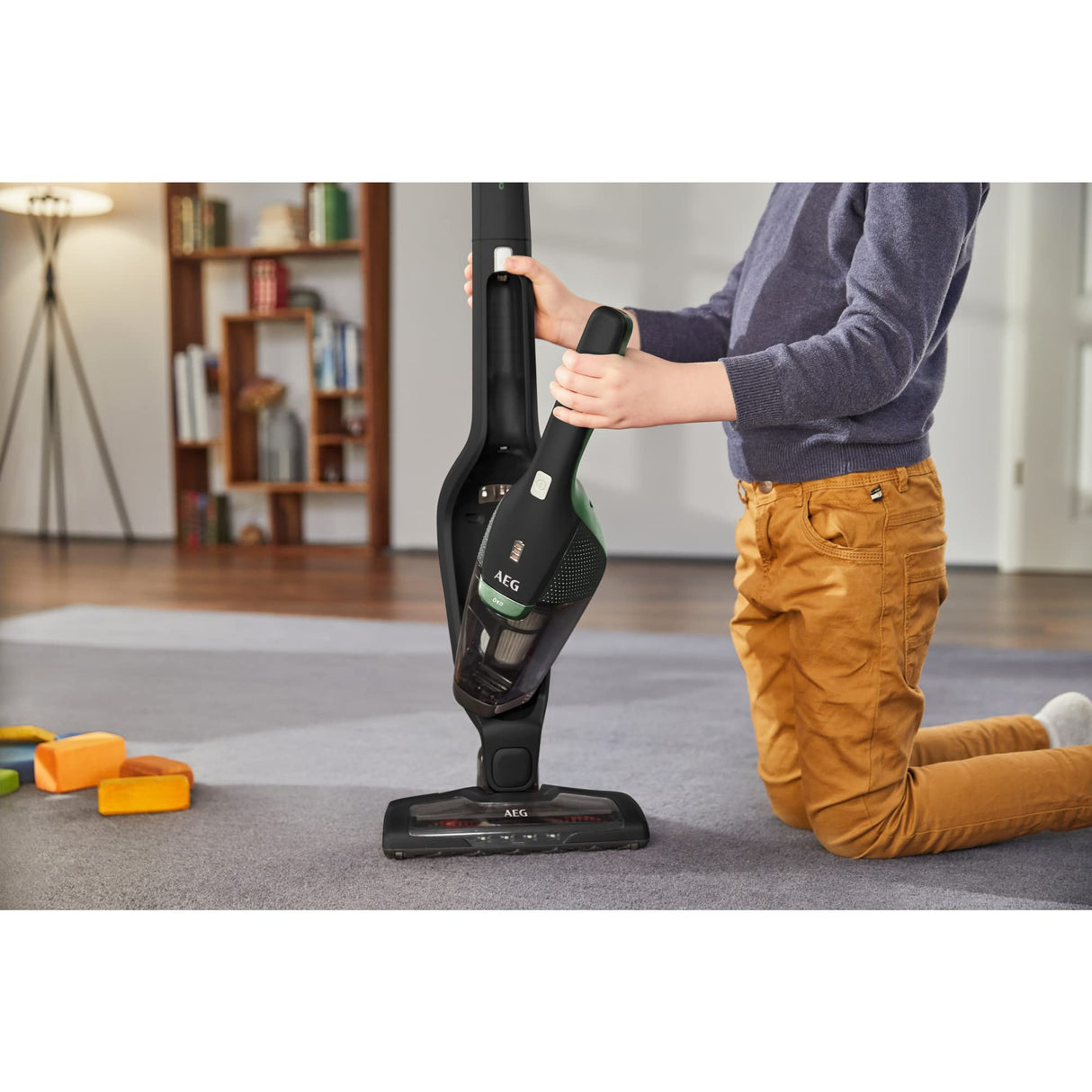 AEG Ergorapido CX7-2-45MÖ - Aspirador con batería 2 en 1 (50% material reciclado, sin bolsa, hasta 45 minutos de duración, independiente, articulación giratoria 180°)