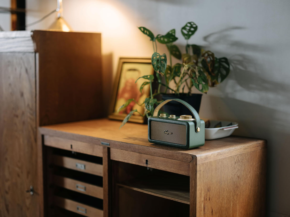 SANGEAN RA-101 Forest Gold/Altavoz PORTÁTIL. Diseño Retro de Madera y Piel sintética. Bluetooth 5.0. Autonomía 19 Horas con una Carga Completa. AUX-in para Fuentes de Audio externas.