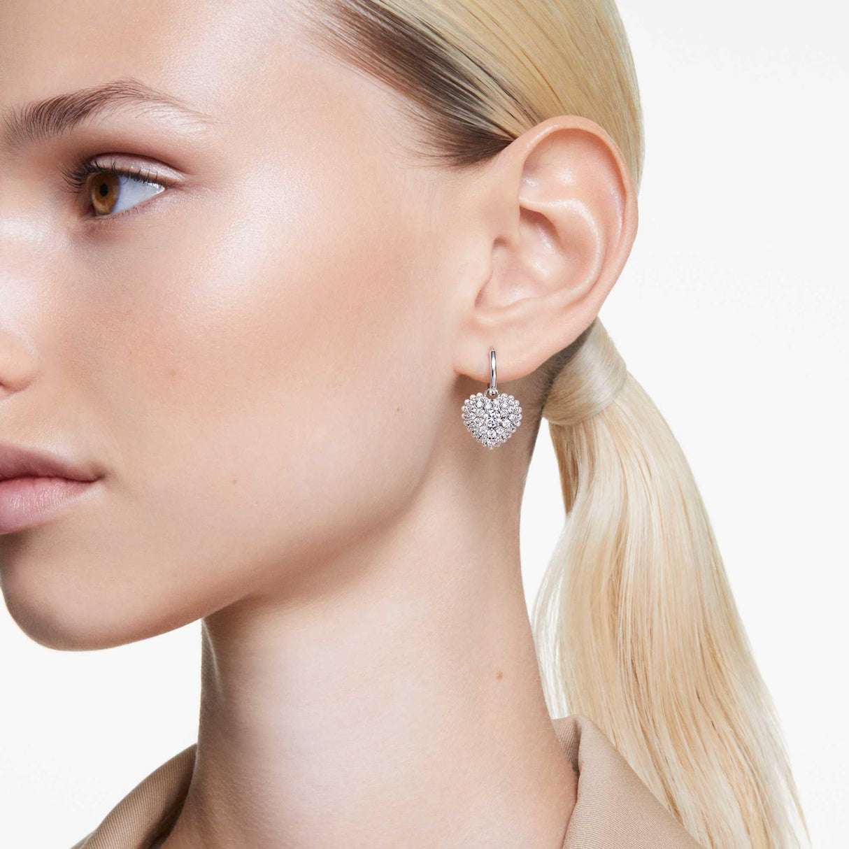 Swarovski Pendientes Idyllia, Perla de cristal, Corazón, Blancos, Baño de rodio
