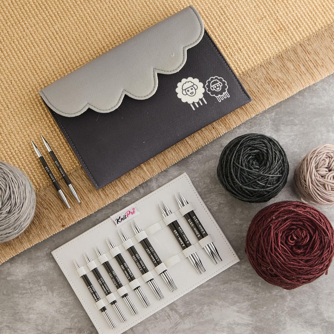 KnitPro Karbonz Kit de Agujas Intercambiables - Pares de Alfileres Circulares de 9x10 con Accesorios Karbonz Deluxe Set para Principiantes, Profesionales y Caja de Regalo