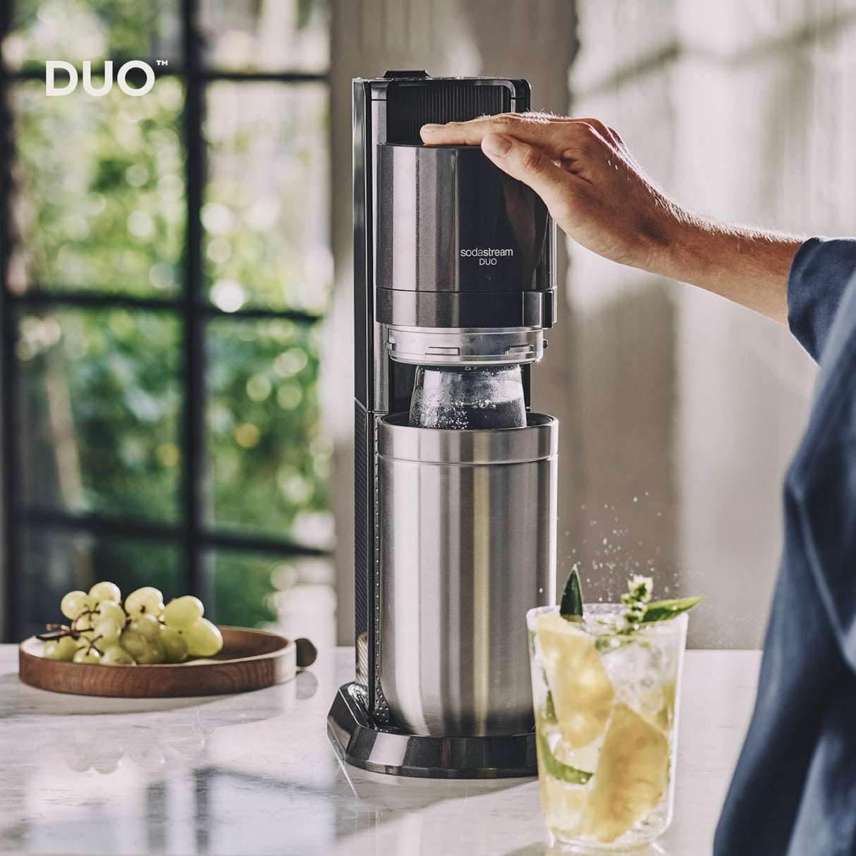 SodaStream Juego de pulverizadores DUO Comfort con cilindro de CO2, 2 botellas de cristal de 1 L, 2 botellas de plástico de 1 l aptas para lavavajillas y soporte para botellas sitólico, altura: 44 cm,