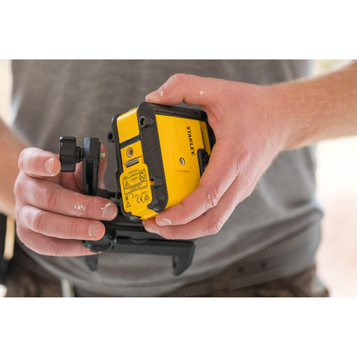 STANLEY Nivel Láser Línea 360° y Línea Vertical, Luz Verde, IP50 Impermeable, Rosca Doble 1/4", Alcance 25m, Precisión +/- 4mm, Revestimiento Reforzado, Bloqueo de Péndulo, STHT77594-1