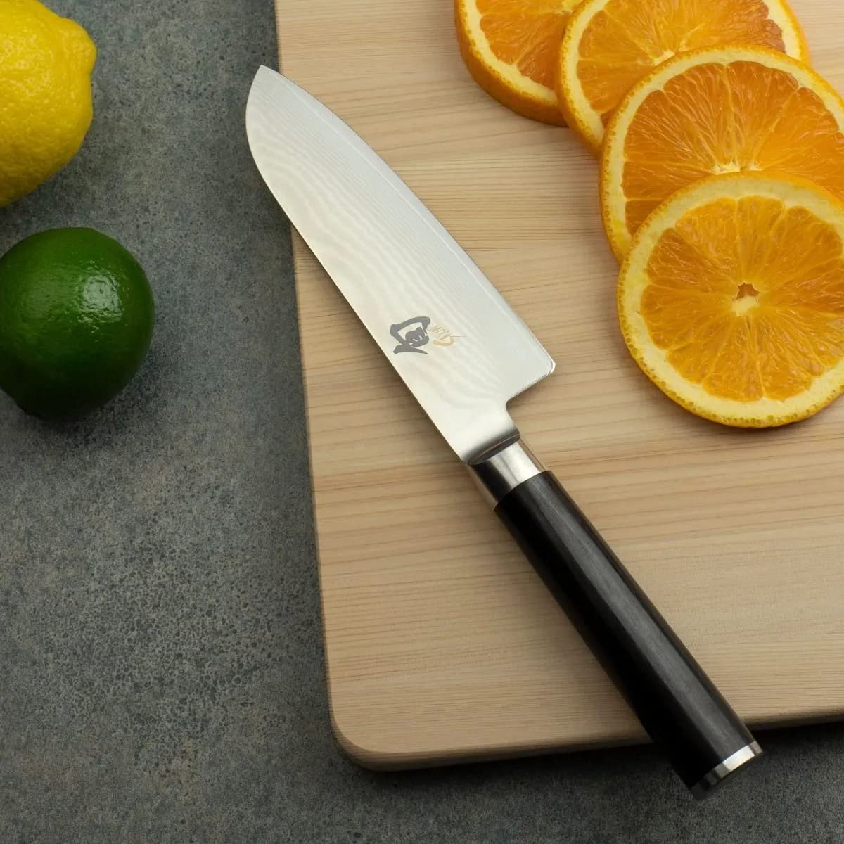 KAI Shun Classic pequeño Santoku 14 cm longitud de la hoja - First Touch - cuchillo de Damasco 32 capas núcleo VG MAX - 61 (±1) HRC - mango de madera Pakka - cuchillo de cocina japonés forjado