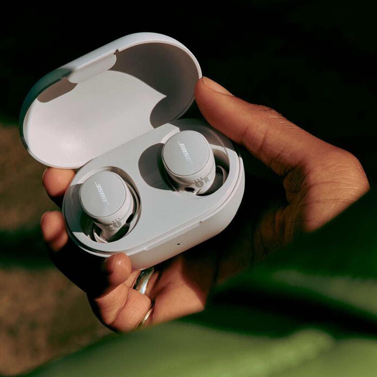 Bose QuietComfort Earbuds True Wireless, Auriculares con Bluetooth con cancelación de Ruido Activa y micrófono, Tecnología Deep Bass y clasificación IPX4, hasta 8,5 Horas de autonomía, Blanco Ahumado