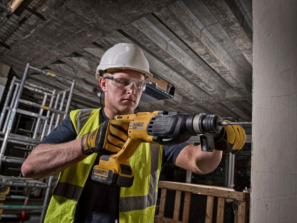 DEWALT Martillo Electroneumático sin Escobillas XR 18V SDS-Plus, 3 Modos, 2.6J, 1550rpm, Incluye Maletín TSTAK, Batería 4Ah y Cargador, Diámetro Máx. de Perforación 26mm, DCH133M1-QW