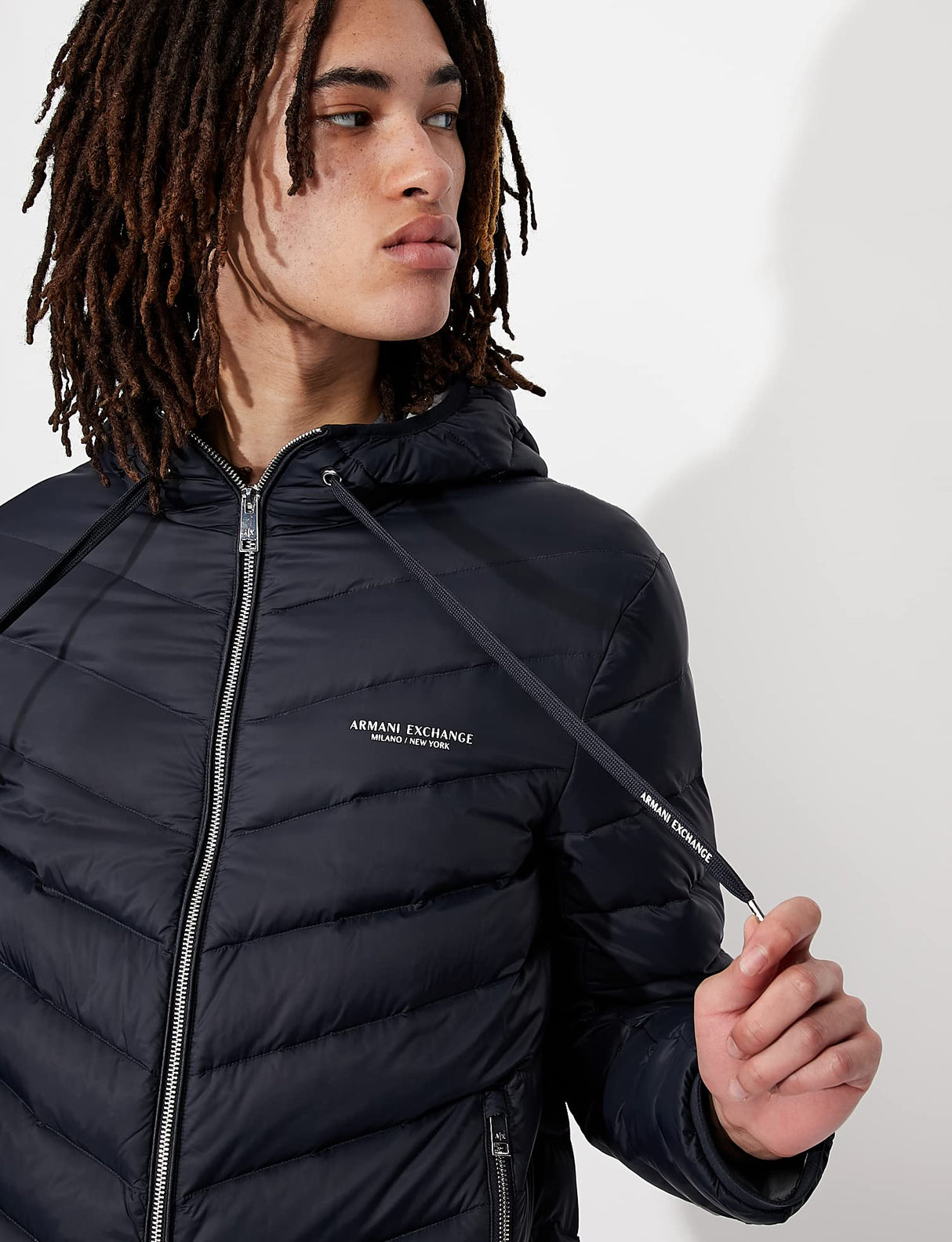 Armani Exchange Chaqueta Acolchada con Capucha y Cremallera, Logotipo de Milano/New York, Azul Marino/Gris Jaspeado, L para Hombre
