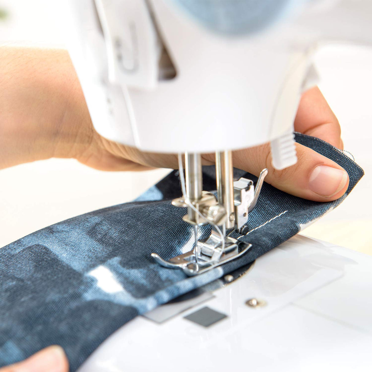 Solac SW8221 Cotton 12.2 - Máquina de Coser, 12 Puntadas, Brazo Libre, Sistema Vertical de Carga. Iluminación en la Zona de Trabajo, Funciona Con y Sin Pedal, Asa Transporte, Blanco