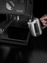 De'Longhi Máquina de café expreso | Portafiltro con acabado de aluminio | Boquilla de espuma de leche | También para cápsulas | Negro
