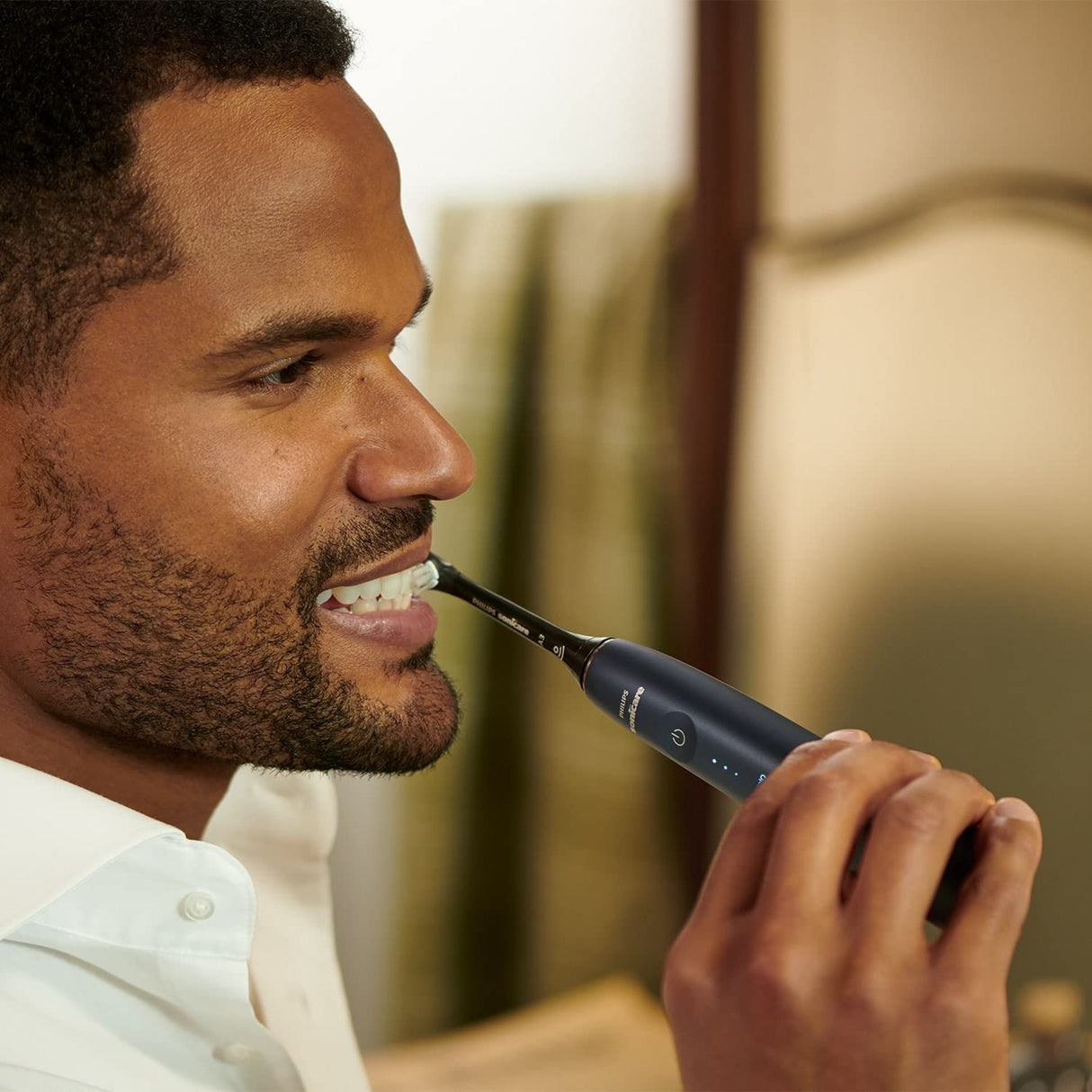 Philips Sonicare DiamondClean Prestige 9900: cepillo dental eléctrico sónico con un cabezal de cepillado Premium All-in-One A3 y estuche de carga en color azul noche modelo HX9992/12