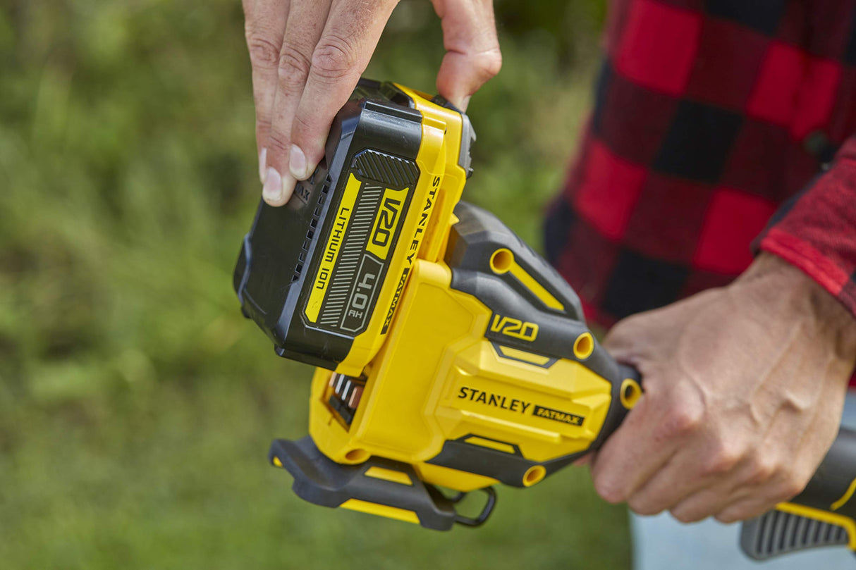 STANLEY SFMCSTB933M-QW - Cortabordes sin escobillas V20 con batería 4Ah 33cm