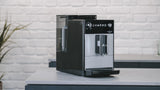 Melitta Latticia OT F300-101 - Cafetera superautomática para café con leche espumada o capuchino, máquina de café con molinillo silencioso y 3 niveles de intensidad, 1,5 L, plata