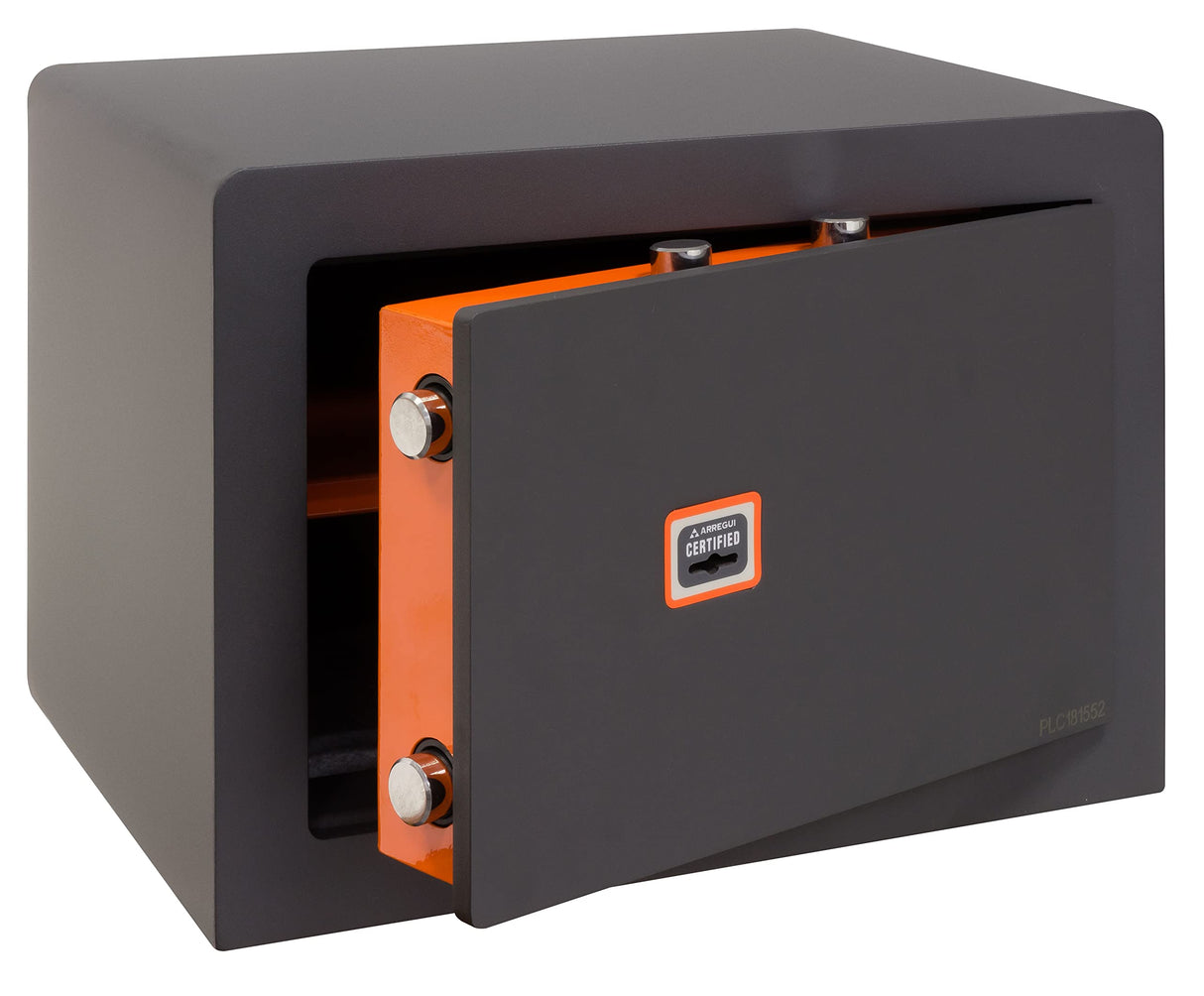 ARREGUI Plus C Caja fuerte de acero con llave | Caja de seguridad con apertura certificada de llave | Caja para casa y negocio, fácil de usar, alto nivel de seguridad (23 L - 27 x 38,5 x 30 cm)