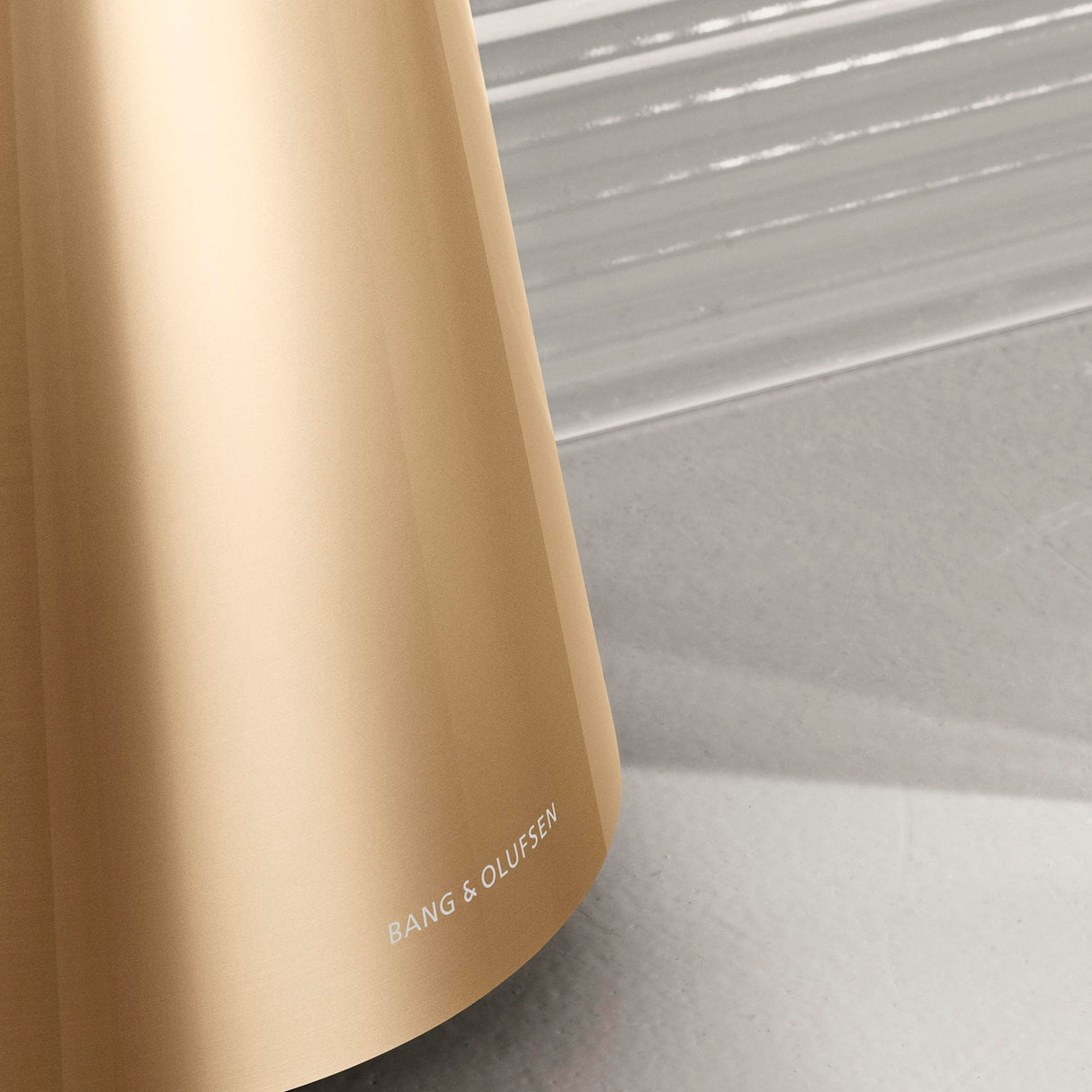 Bang & Olufsen Beosound 2 (3.ª Gen), Elegante y potente altavoz WiFi para el hogar con sonido envolvente de 360 grados, de pie o para estantería, Gold Tone