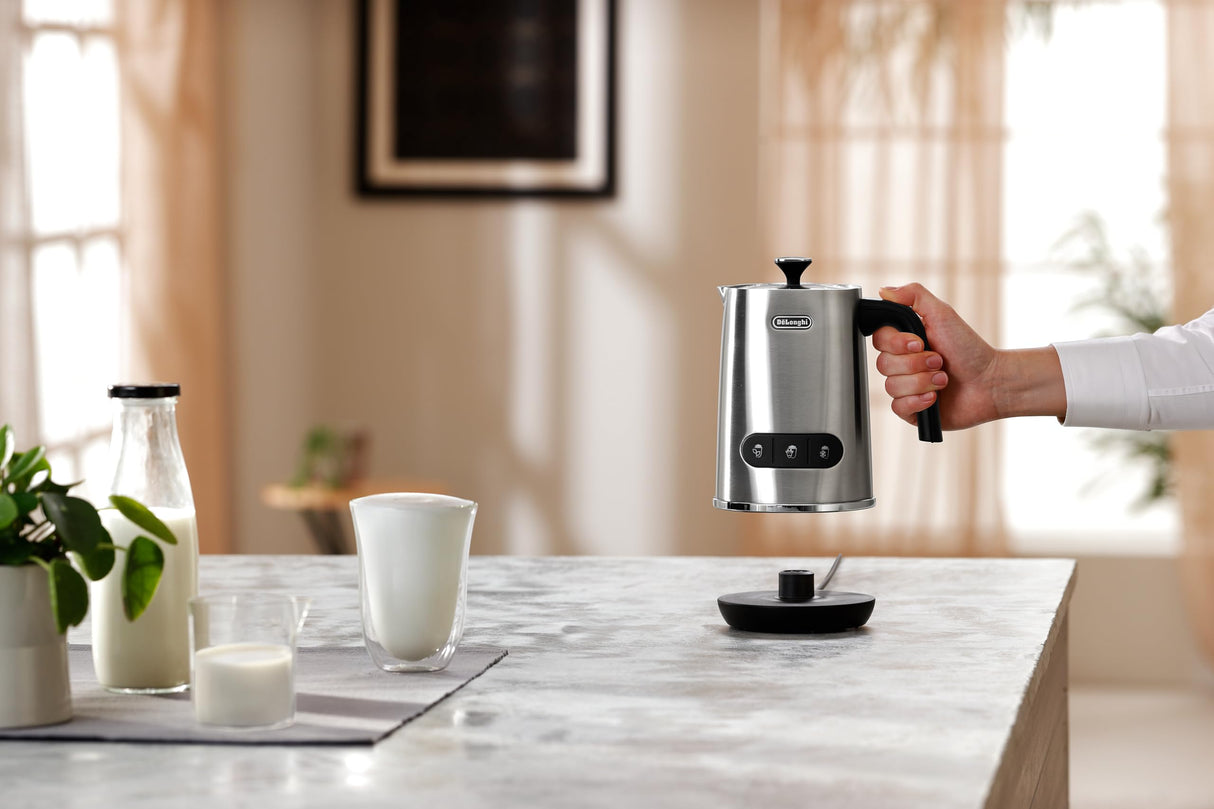 De'Longhi Espumador de leche eléctrico LatteMix EMF3.M, para leche caliente y fría y alternativas vegetales, fácil limpieza, tapa transparente, 3 botones, 250 ml, color blanco