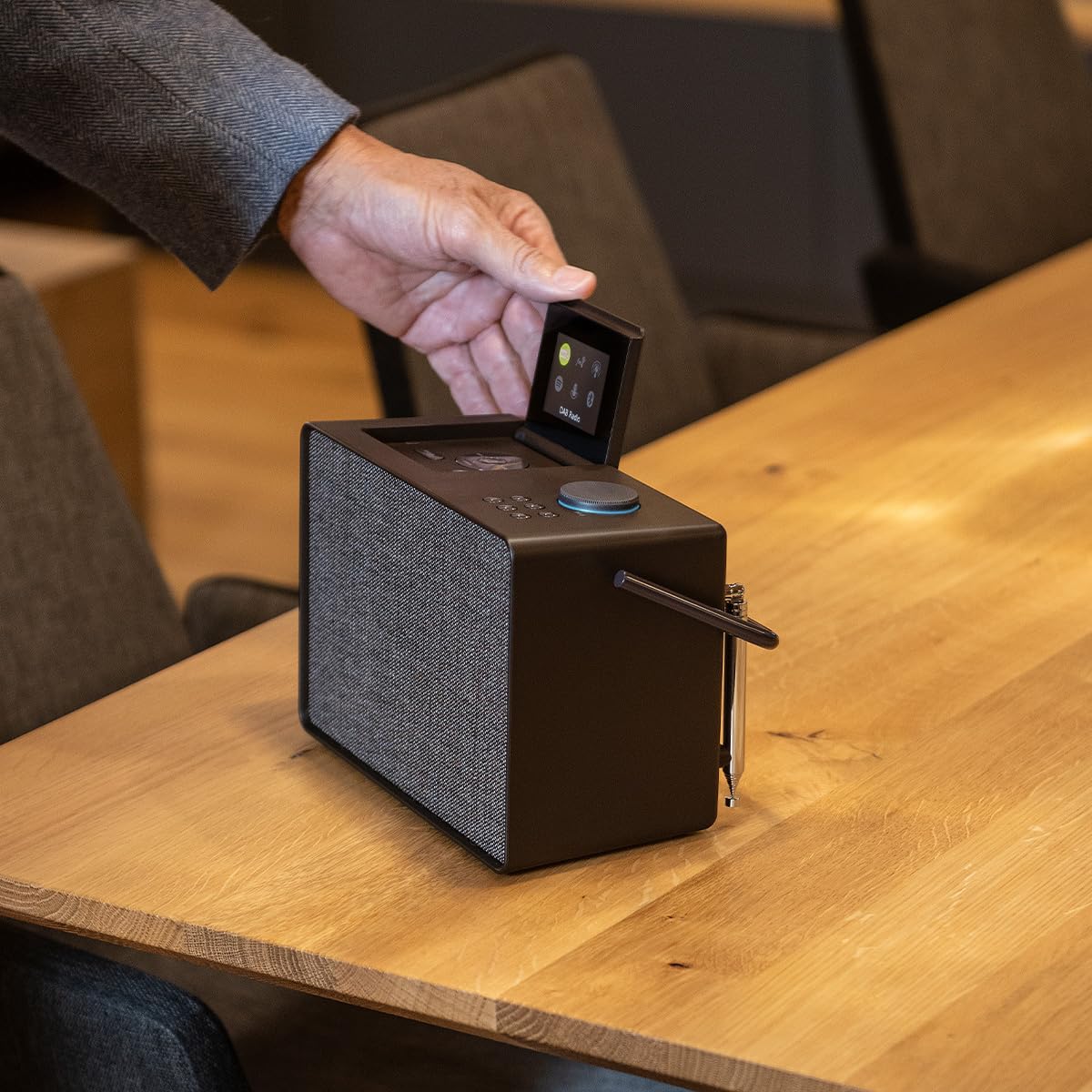 Pure Evoke Play Sistema de música versátil para Interiores y Exteriores (Radio Dab+ /FM, Radio por Internet, podcasts, Spotify Connect, Bluetooth en un Rico Sonido estéreo de 40W), Negro café
