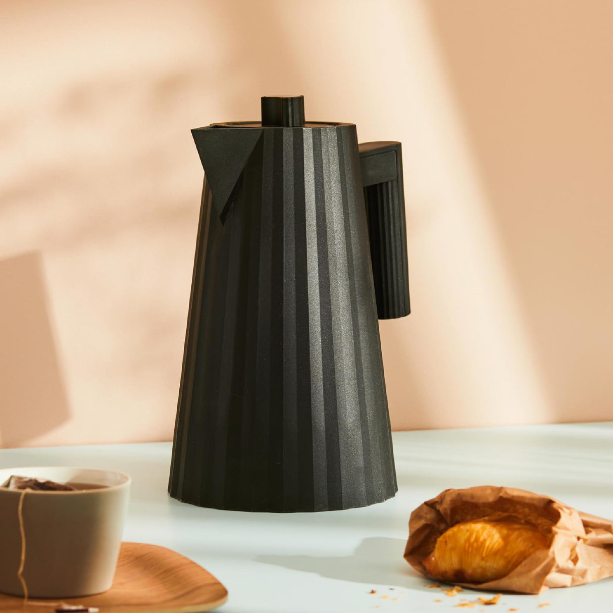 Alessi Plissé MDL06 B/UK - Hervidor Eléctrico de Design, en Resina Termoplástica, Enchufe Inglés 2400W, 170cl, Negro