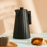 Alessi Plissé MDL06 B/UK - Hervidor Eléctrico de Design, en Resina Termoplástica, Enchufe Inglés 2400W, 170cl, Negro