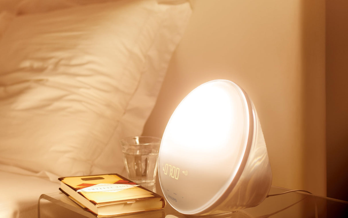 Philips HF3519/01 Despertador de luz con simulación del amanecer, Radio FM y lámpara de lectura, 5 sonidos naturales, Alarma diferida, Blanco