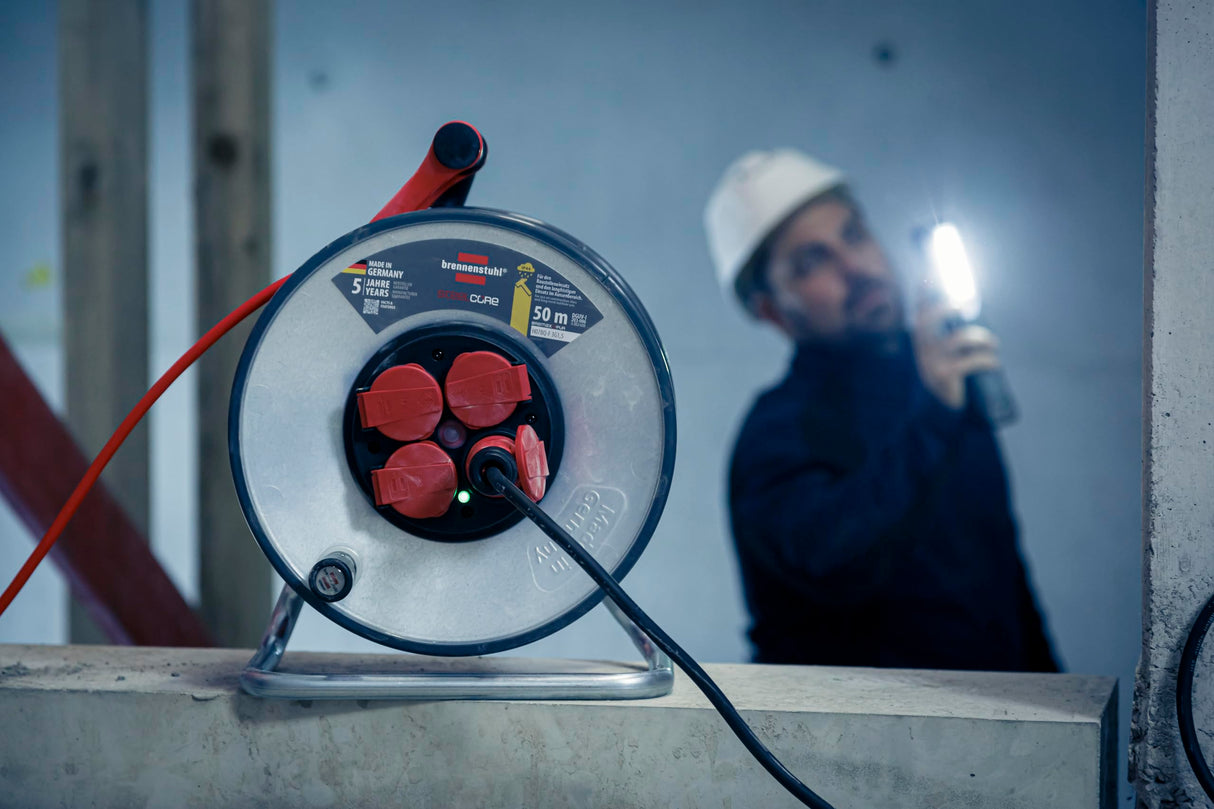 Brennenstuhl Professional SteelCore Carrete SC 5110 IP44 (50m H07BQ-F 3G1,5, Cuerpo de Carrete de Chapa de Acero, Uso en Obras de construcción y Uso en Exteriores permanentes, Fabricado en Alemania)